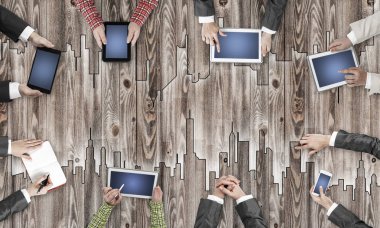 Bir grup insan cihazlar ile 