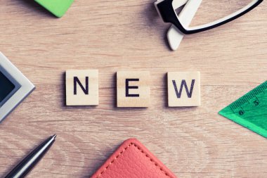 Ahşap masa üzerinde oyun öğeleri  