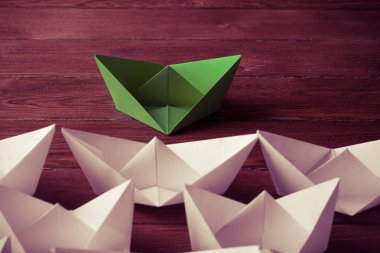 Tahta masadaki origami tekneleri. 