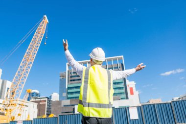 mühendis adam kask içinde 