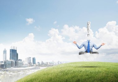 Lotus poz oturan işadamı