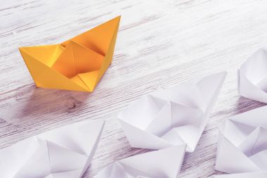 Tahta masadaki origami tekneleri. 