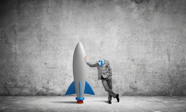 Boş odada başsız işadamı