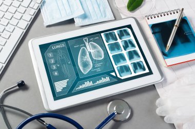 Beyaz tablet pc ve doktor araçları