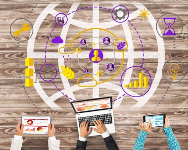 Cihazlar ile üç kişilik grup