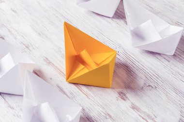 Tahta masadaki origami tekneleri. 