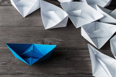 Tahta masadaki origami tekneleri. 