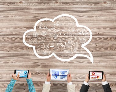 Bir grup insan cihazlar ile 