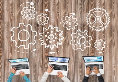 Cihazlar ile üç kişilik grup