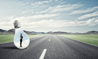 işkadını ampul içinde sıkışmış