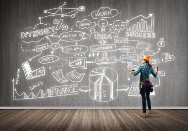 Mühendis kadın arkadan görünüm