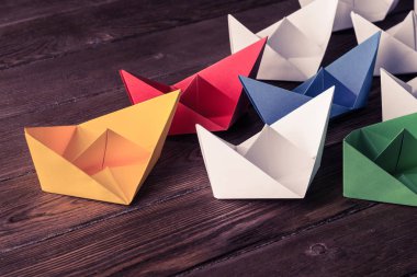 Tahta masadaki origami tekneleri. 