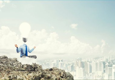 Lotus poz oturan işadamı 