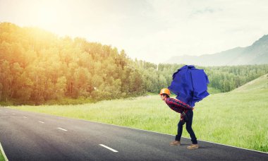 Oluşturucu adam taşıma kağıt topu 