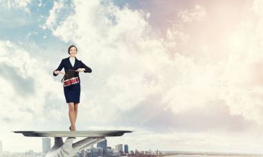 Garson tepsi kadın üzerinde sunulması 