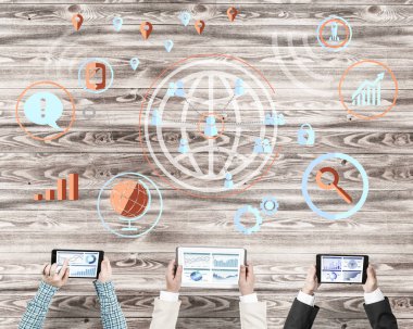 Cihazlar ile üç kişilik grup