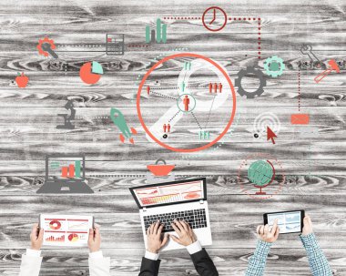 Cihazlar ile üç kişilik grup