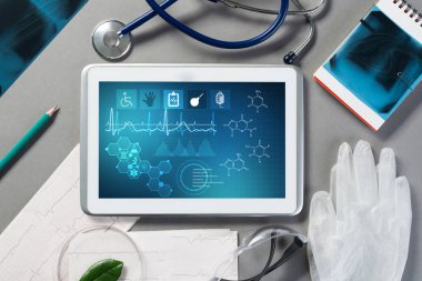 Beyaz tablet pc ve doktor araçları