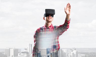 Sanal gerçeklik kulaklığı olan adam. 