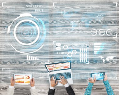 Bir grup insan cihazlar ile 