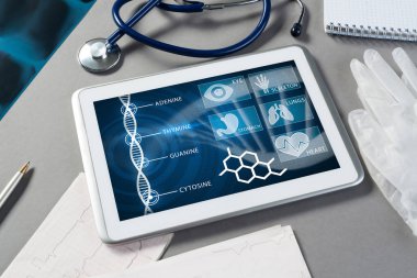 Beyaz tablet pc ve doktor araçları