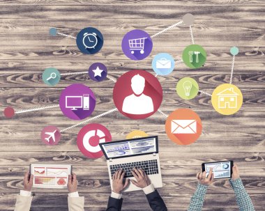 Cihazlar ile üç kişilik grup