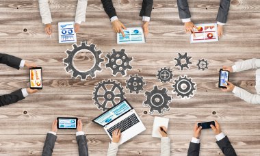 Bir grup insan cihazlar ile 