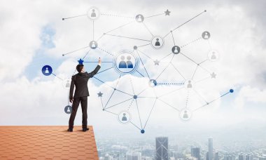 adam çatıda sırt ile ayakta