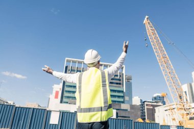 mühendis adam kask içinde 