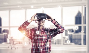 Sanal gerçeklik kulaklığı olan adam. 