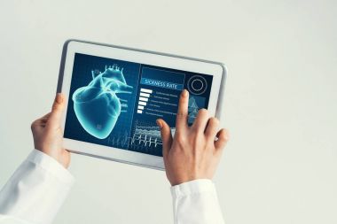 Doktor elinde tablet