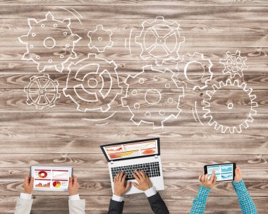 Bir grup insan cihazlar ile 