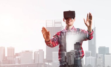 Sanal gerçeklik kulaklığı olan adam. 