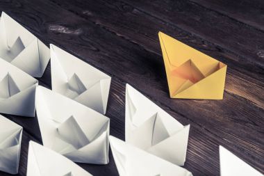 Tahta masadaki origami tekneleri. 