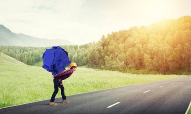 Oluşturucu adam taşıma kağıt topu 