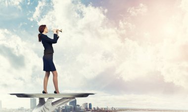 Garson tepsi kadın üzerinde sunulması 