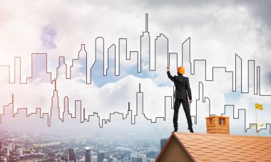 adam evin çatı sırt ile ayakta