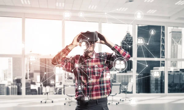 Homme avec casque de réalité virtuelle — Photo