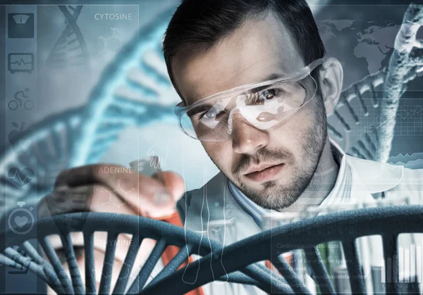 Junge Wissenschaftlerin mischt Reagenzien — Stockfoto