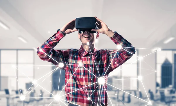 Homme avec casque de réalité virtuelle — Photo