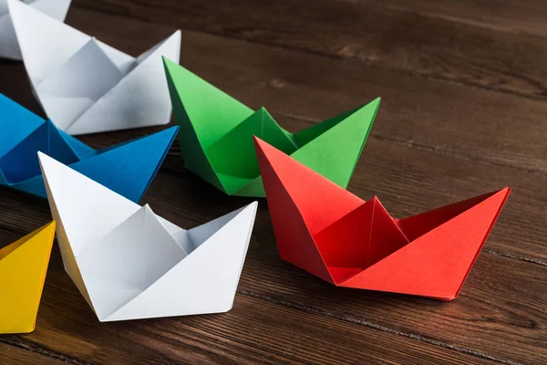 Conjunto de barcos de origami na mesa de madeira — Fotografia de Stock