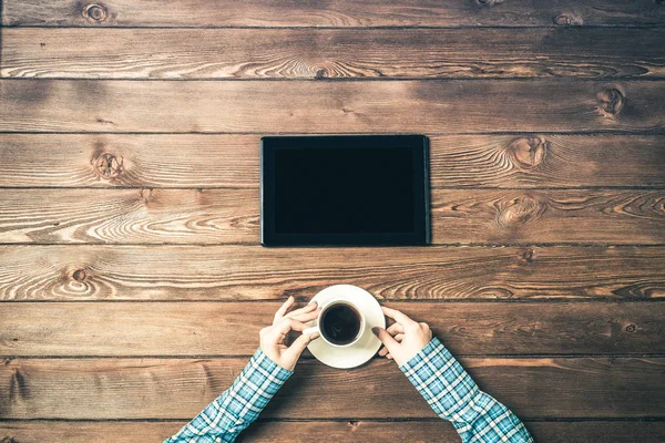 Vista superior del estudiante sentado en la mesa de madera —  Fotos de Stock