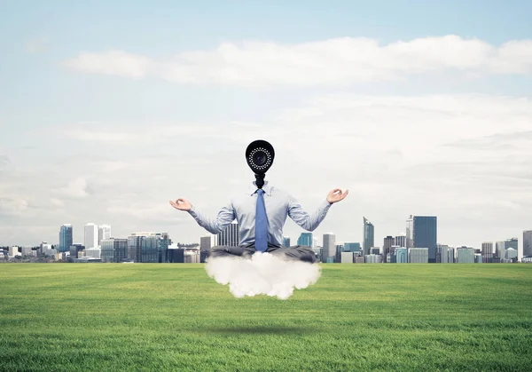Hombre de negocios al aire libre flotando en la nube — Foto de Stock