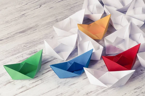 Conjunto de barcos de origami na mesa de madeira — Fotografia de Stock