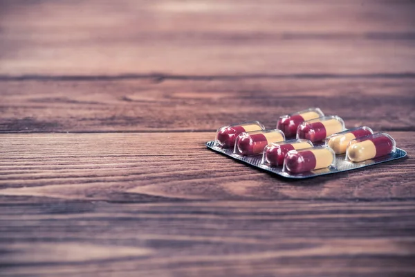 Pastillas sobre mesa grunge de madera —  Fotos de Stock