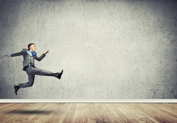 Empresário saltando alto — Fotografia de Stock