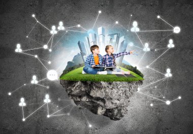 Bu harika dünyayı keşfeden iki okul çağında çocuk.