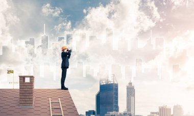 erkek takım elbise ve kask