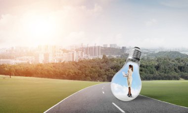 işkadını ampul içinde sıkışmış