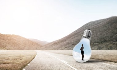 Ampulün içindeki iş kadını